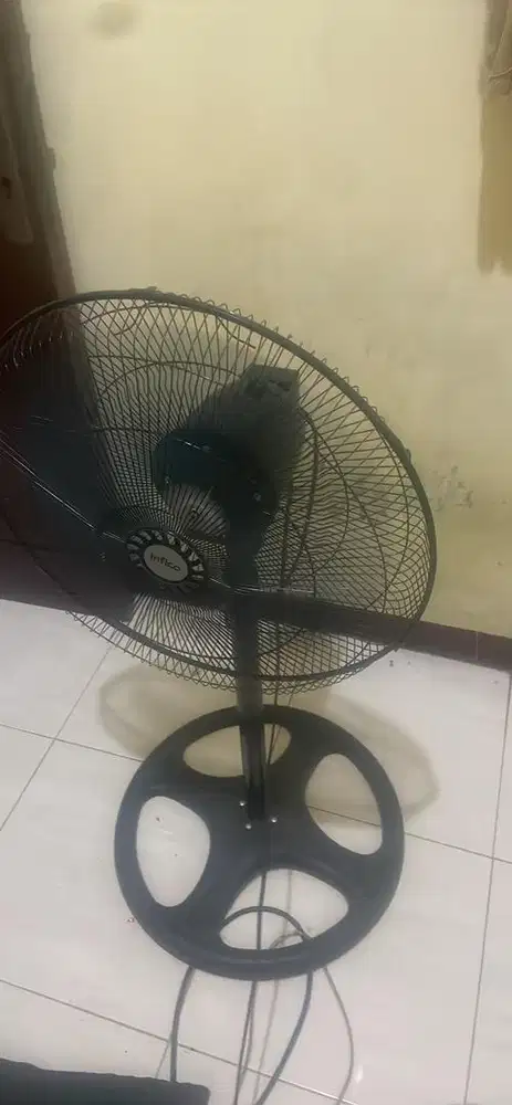 Kipas Angin hitam Stand Berdiri