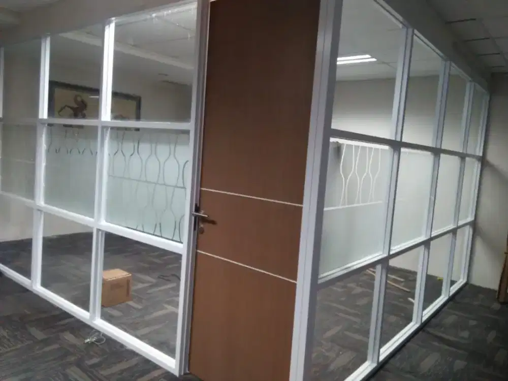 Pemasangan partisi kaca pintu aluminium