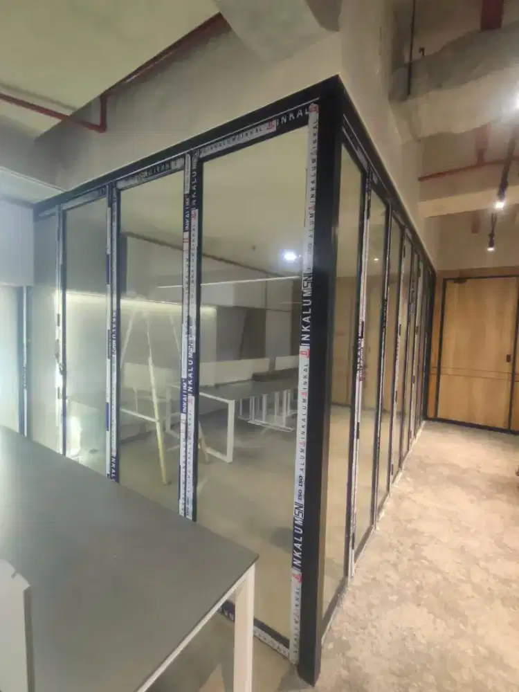 Pemasangan partisi kaca pintu aluminium