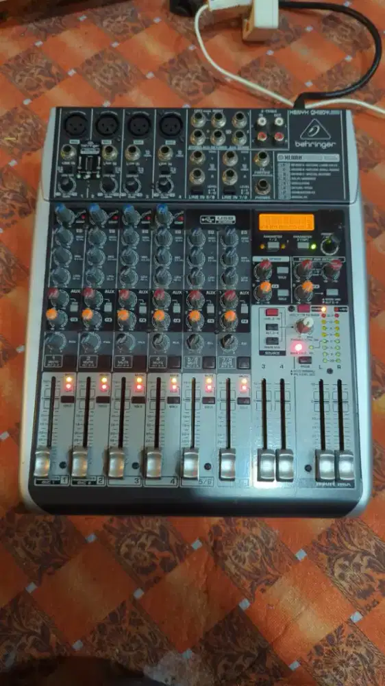 Mixer Behringer Xenyx QX1204 USB