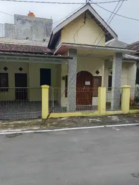 Disewakan Rumah 2 juta perbulan 3 kamar dekat UNS Solo