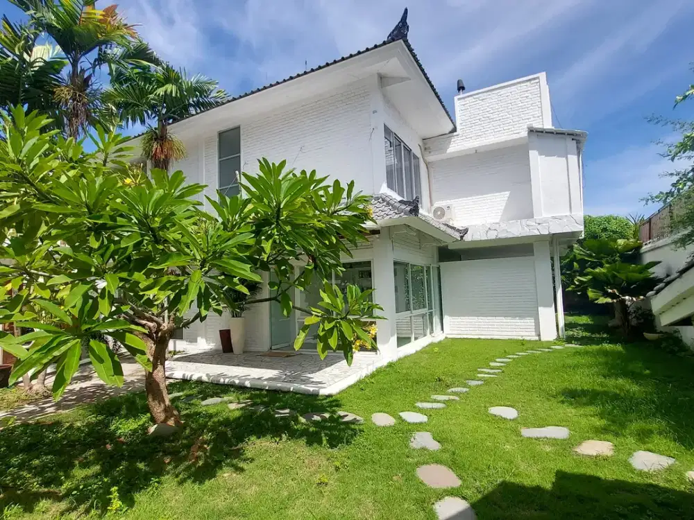 Leasehold 4 bedrooms Beautiful Cozy Villa in Seminyak area