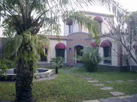 rumah luas, asri, nyaman dan adem, gaya spanyol-an