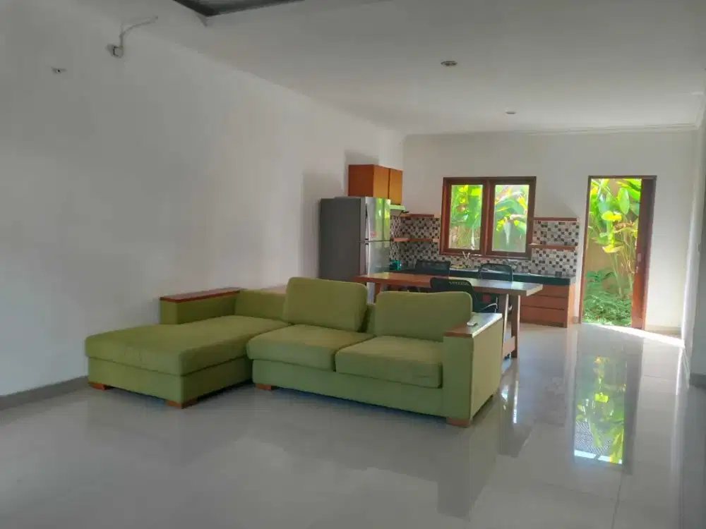 Di sewakan rumah dengan 4 Kamar Tidur di  Royal Garden, Jimbatan, Nusa