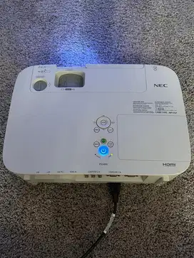 Proyektor NEC P350W