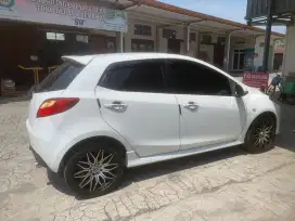 Dijual MAZDA 2 R MATIC PUTIH 2011