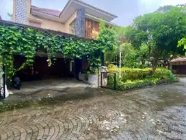 RUMAH MEWAH ESTETIK FULL TAMAN DALAM PERUMAHAN ELITE DI TRIHANGGO