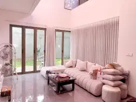 DIJUAL RUMAH CANTIK STRATEGIS HOEK PURI 11 SEMI FURNISH
