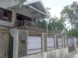 Kost dan rumah induk di deresan dekat UGM
