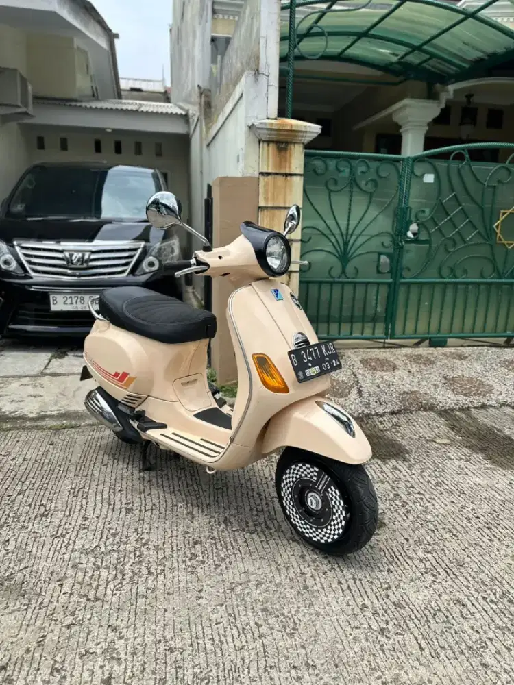 Vespa LX 150ie 2V 2012 ( warna jarang )