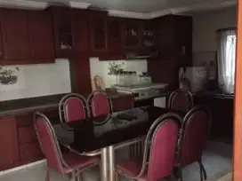 Rumah JL. Manyar Tirtoyoso, Strategis