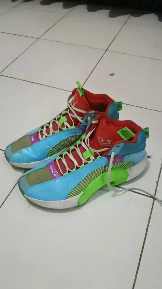 Sepatu basket Jordan ukuran 43