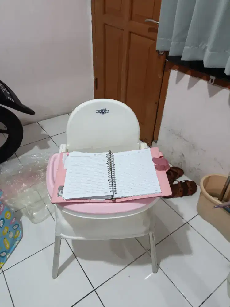 Tempat makan duduk bayi