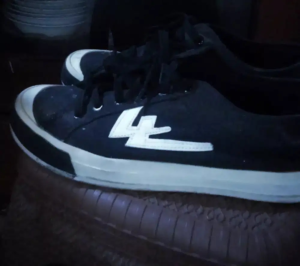 SEPATU.    (AEKO)