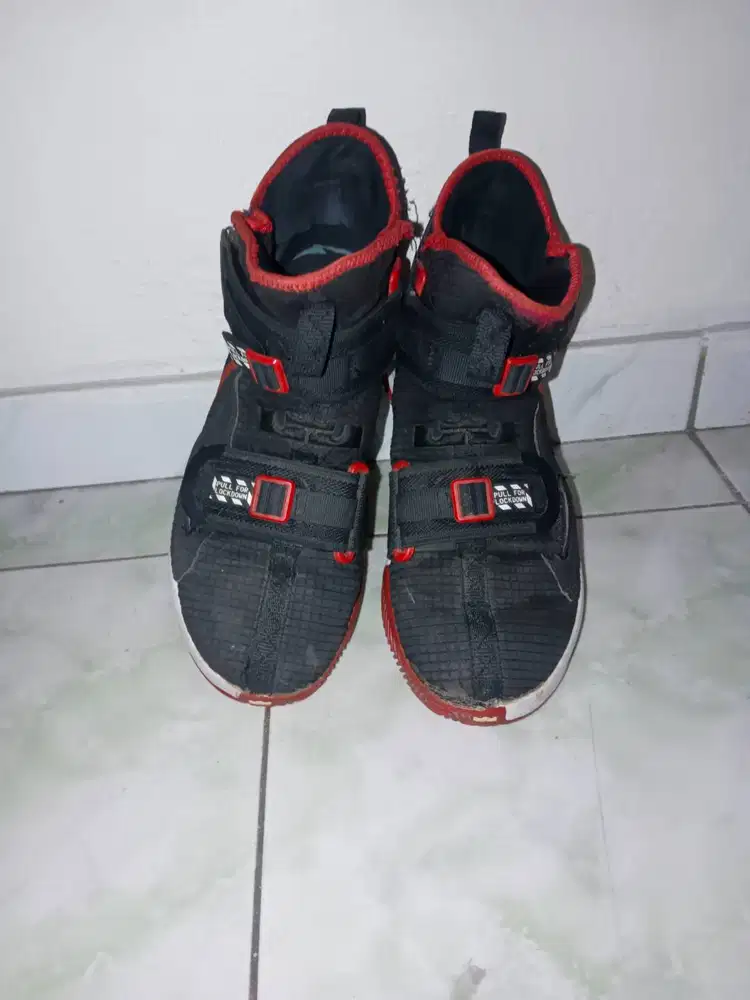 sepatu basket nke LBron soldier 13