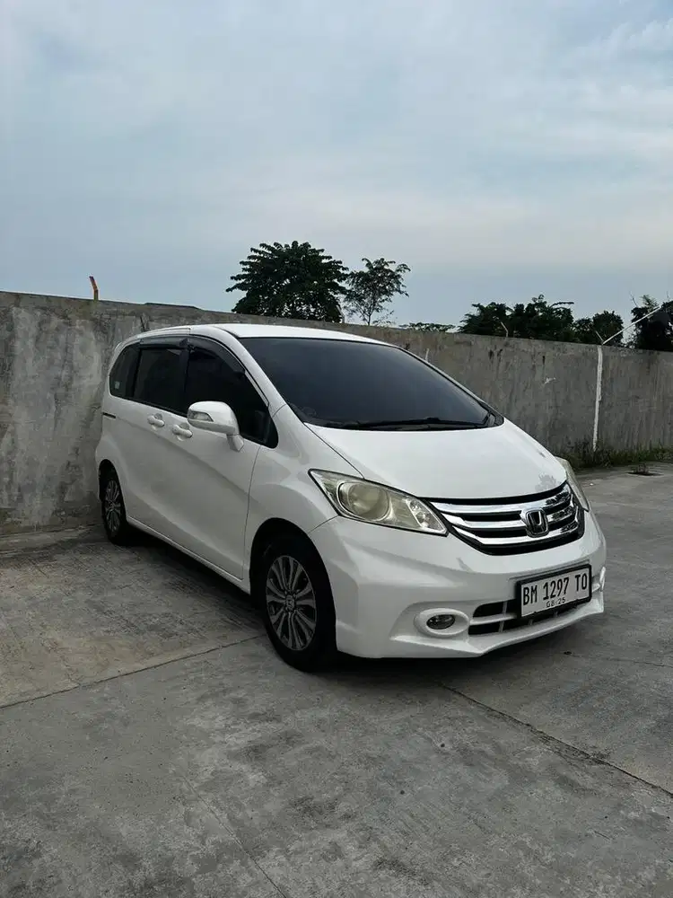 Honda Freed 1,5 E AT Putih