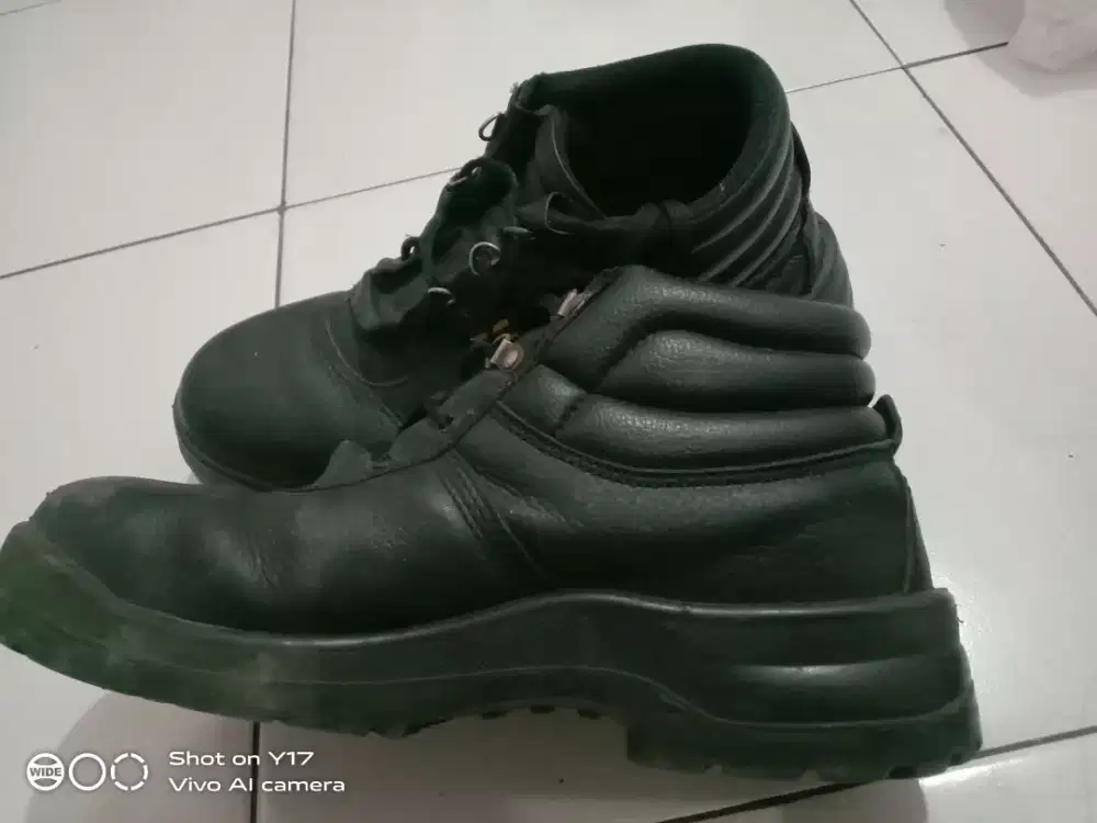 Sepatu saftey kerja