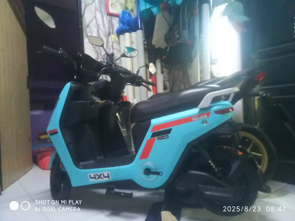 Sepeda listrik u - winfly type D - 70 warna biru. Pemakaian 5  bln