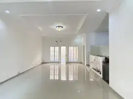 Rumah Mewah Klasik Eropa Harga BU di Angel Residence, Jakbar
