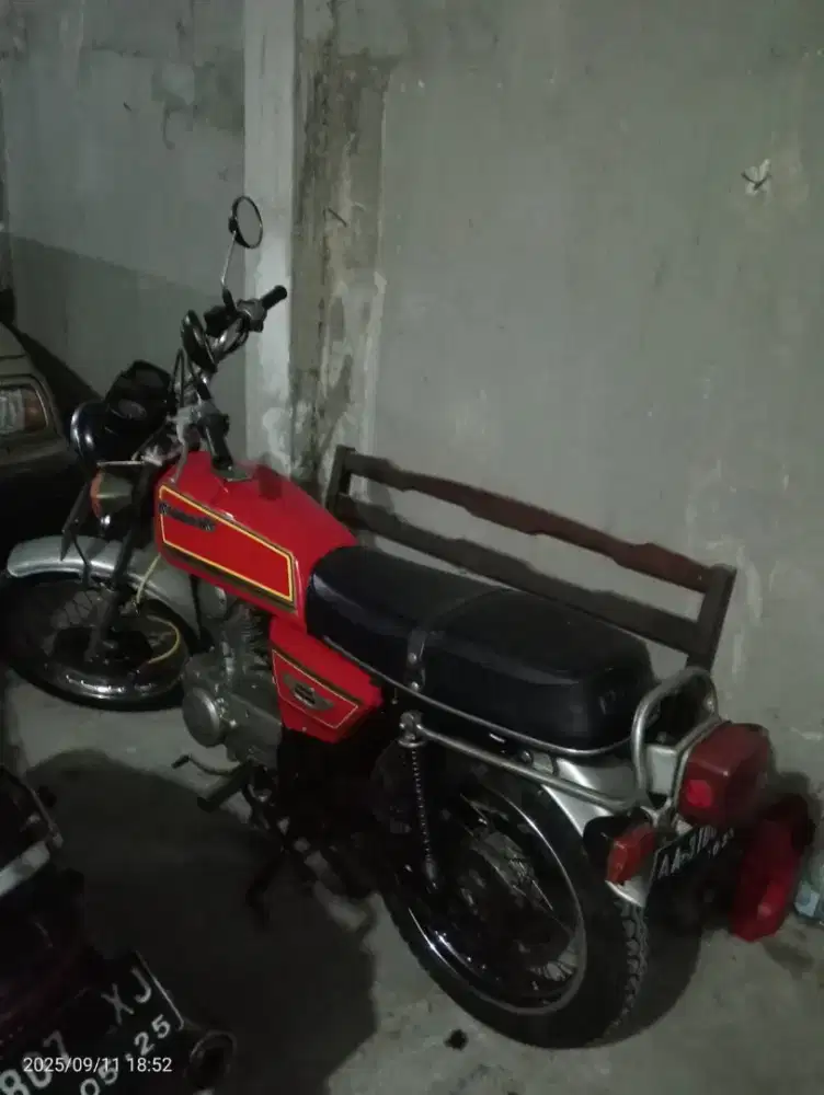 Kawasaki binter merzy warna merah