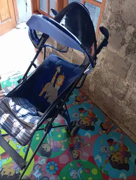 Stroller biru bisa dilipat
