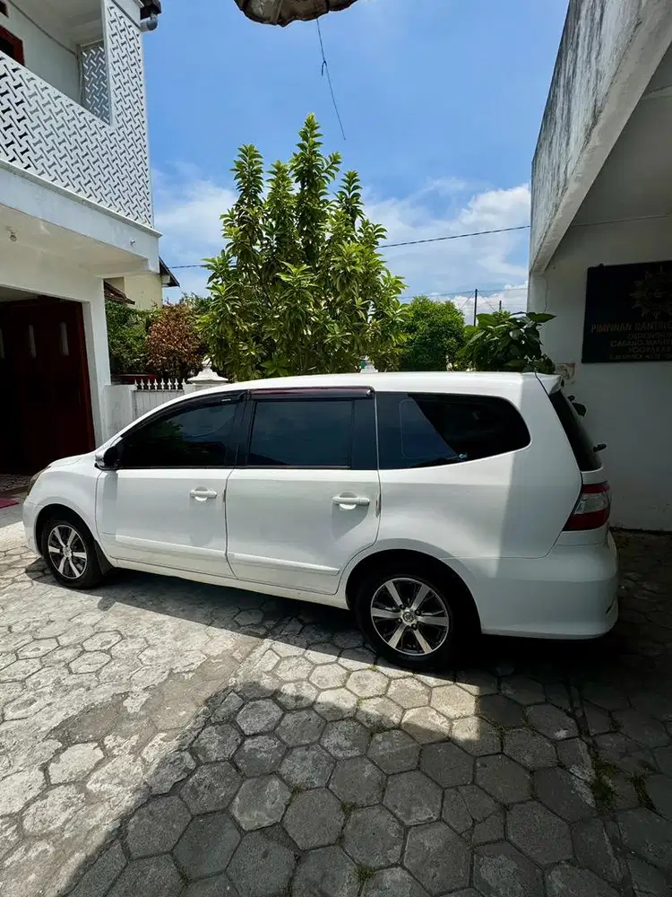 Nissan Grand Livina XV 1.5 Automatic CVT Warna Putih