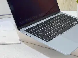BU Mau Jual MacBook Air M4 2025 iBox 13-Inch Ram 16/256GB Mulus Fulset
