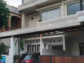 rumah siap huni SHM di komplek rivaria 3 lantai di sawangan Depok