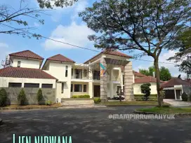 Rumah mewah dengan kolam renang pribadi di Ijen Nirwana Klojen Malang