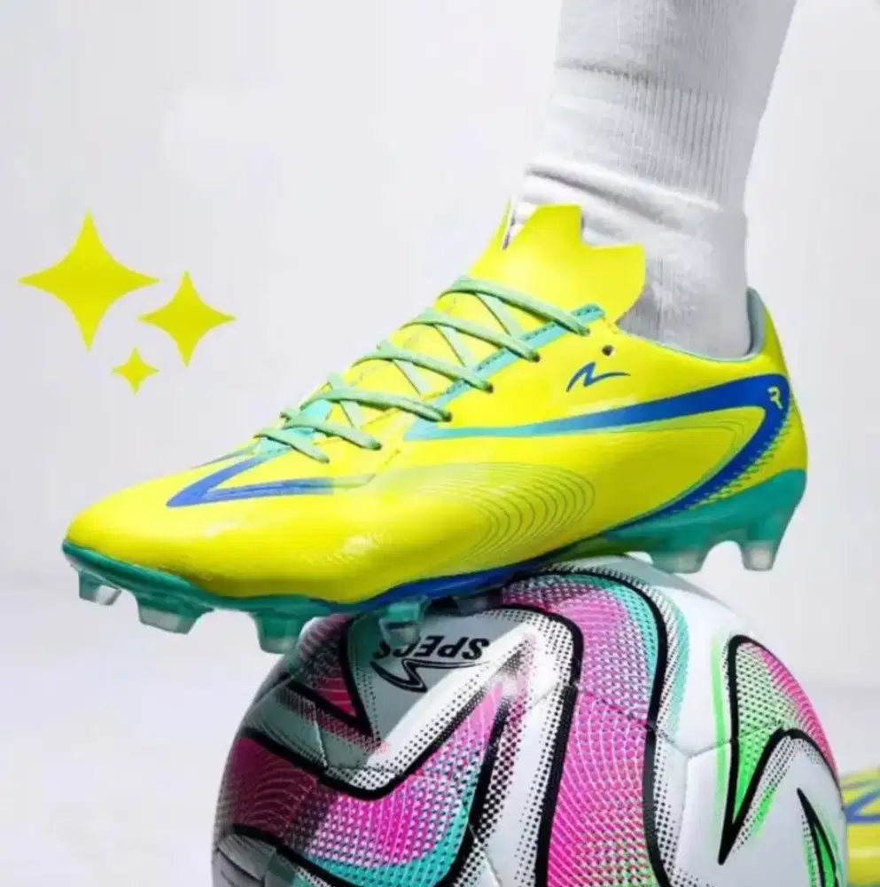 Sepatu bola specs