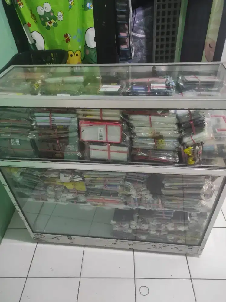 Di jual etalase nya aja