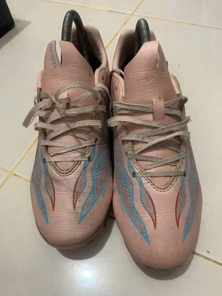 Sepatu bola specs