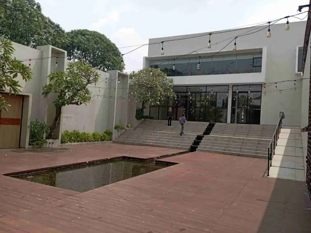 Dijual Gedung Komersil dibawah harga pasar di Jagakarsa Jakarta Selatan
Luas Tanah: 3.285 m²
Total Luas Bangunan : 1589

Office Building dengan desain yang mewah (2 Lantai)
Luas: 360 m²
Fasilitas:
Lounge
2 Ruang kerja
Open working space kapasitas 15 orang