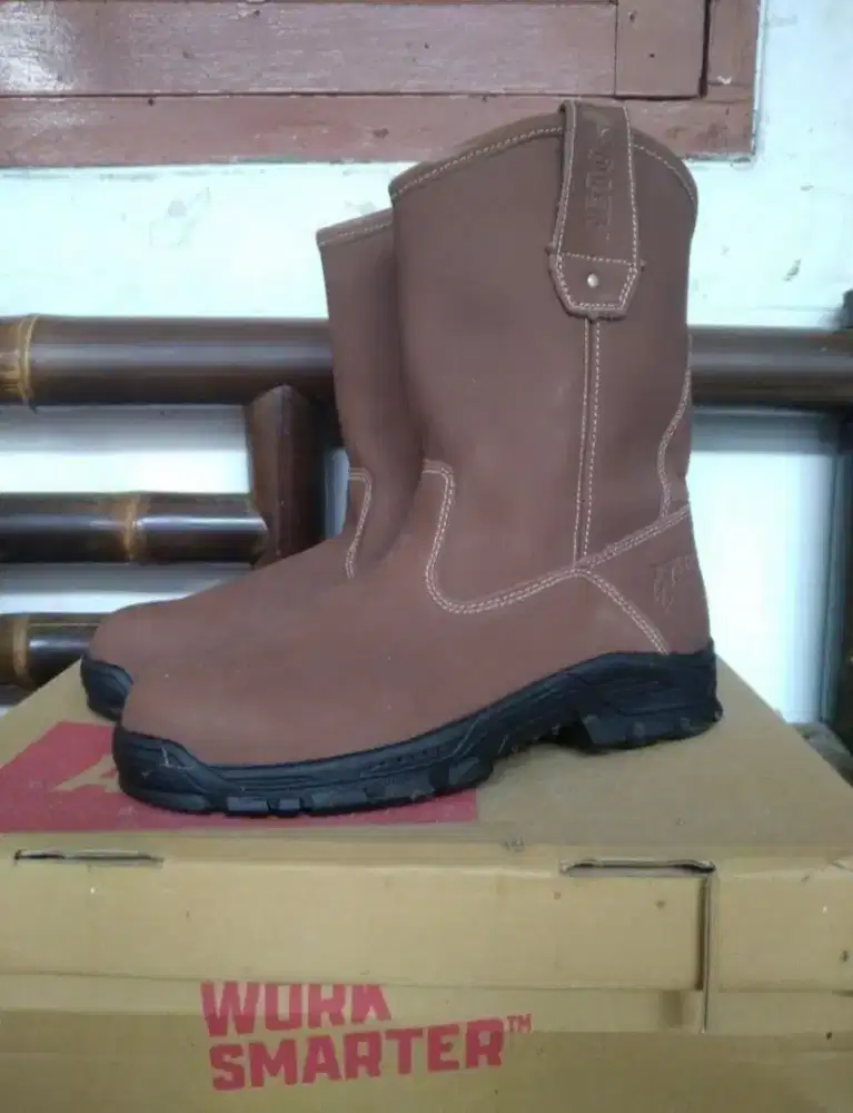 Sepatu safety aetos size 40