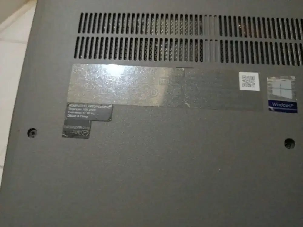 Dijual laptop Lenovo kondisi masih Gress pemakaian wanita