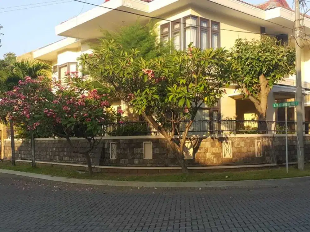 Rumah Cantik di Galaxy Bumi Permai, Surabaya