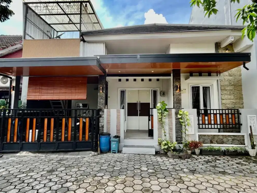 RUMAH CANTIK TERAWAT DI DALAM PERUMAHAN DI JAGALAN, KALITIRTO BERBAH