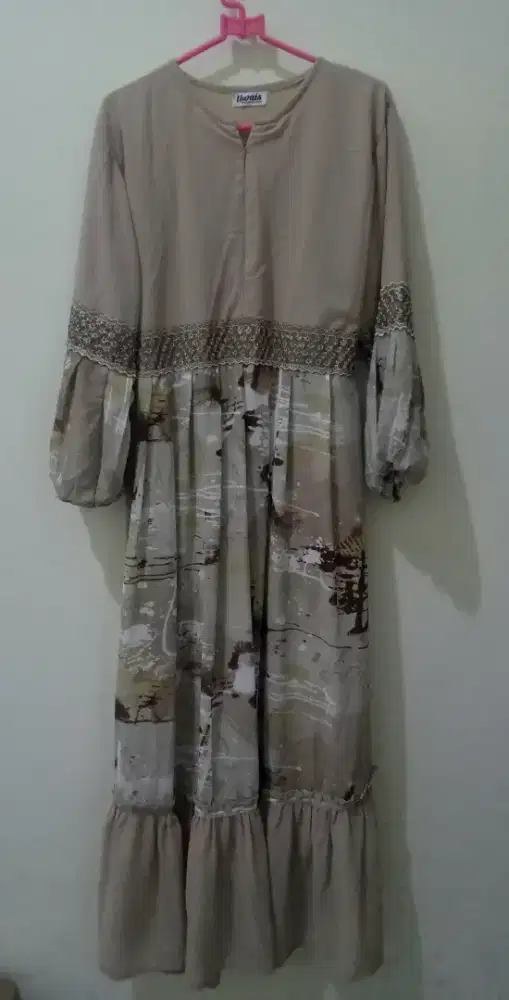 Gamis wanita berfuring