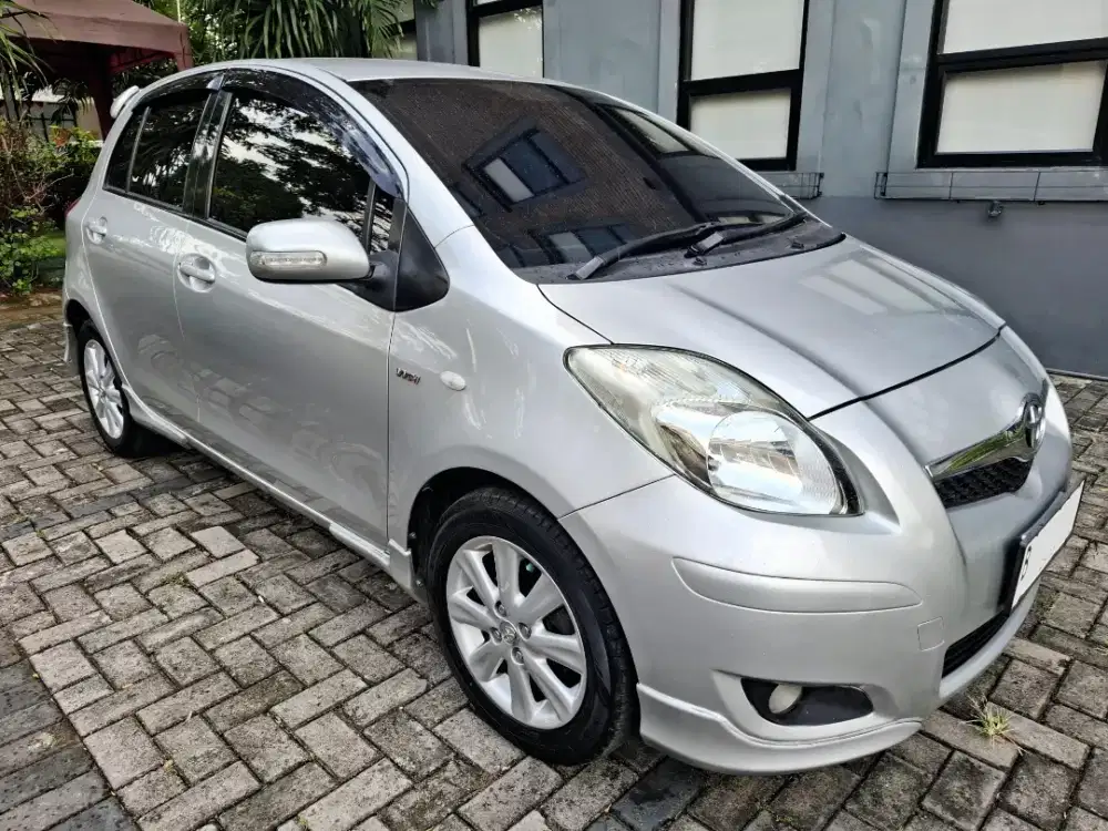 Toyota yaris 2010 E matic silver bagus