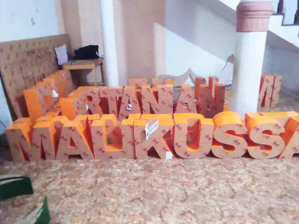 Tukang Huruf Timbul