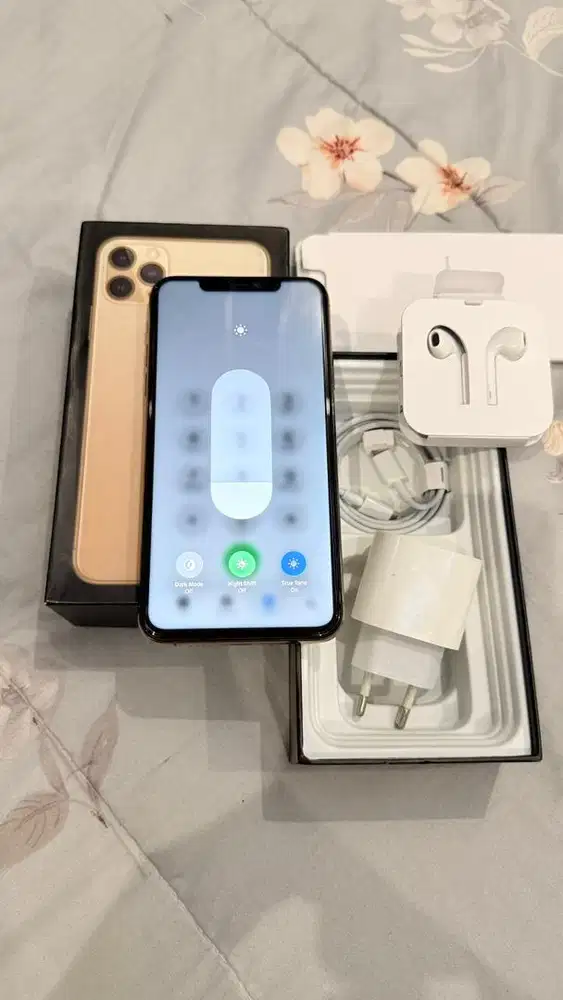 Dijual Iphone 11 Promax 64GB Gold Mulus Lengkap Terdaftar