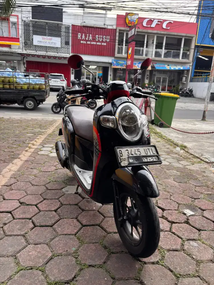 Scoopy 2019 hitam