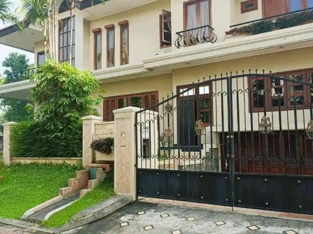 ADI DIJUAL RUMAH MEWAH DI GRAHA FAMILY BLOK C FULL FURNISH