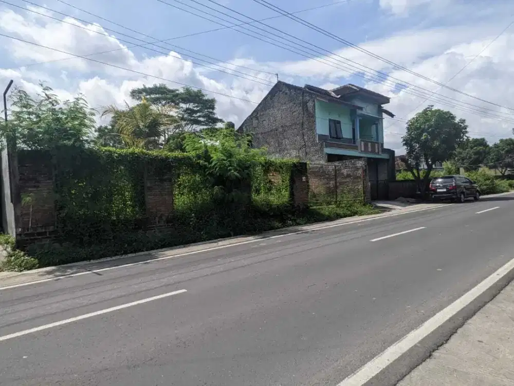 Dekat Bandara Adisucipto Jl Jogja Solo, Tepi Jalan Kalasan