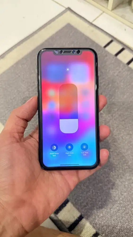 Dijual Iphone Xr Black 128GB Resmi Ibox Hp charger