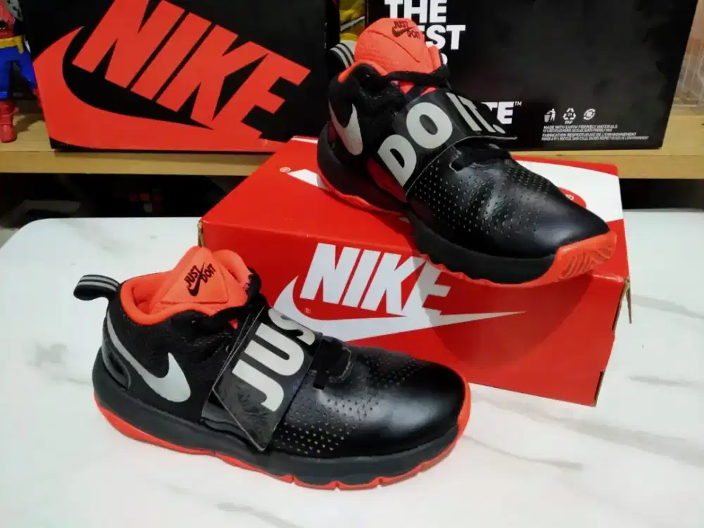 Sepatu Basket Nike Team Hustle