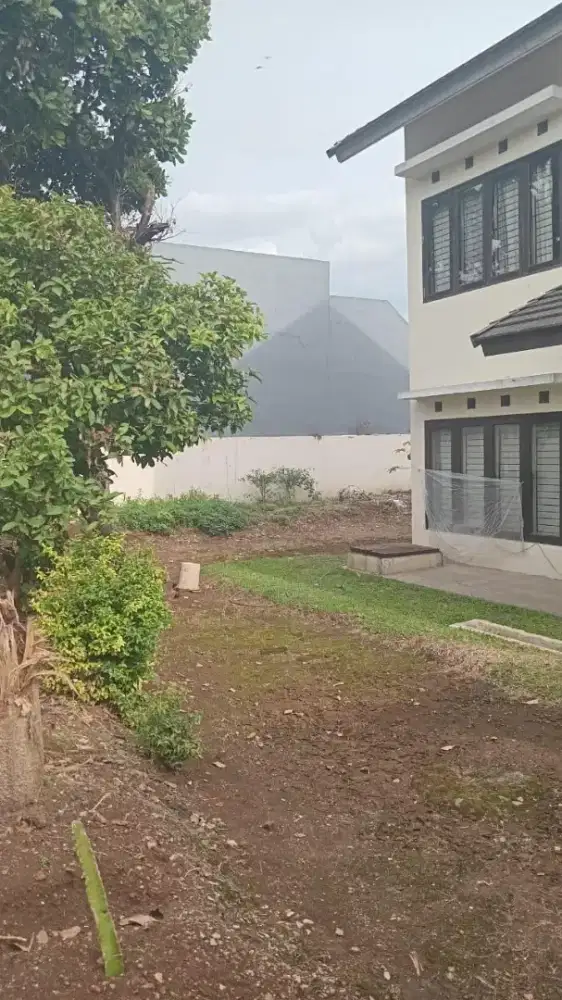 Rumah dalam komplek dgn pekarangan yg sangat luas