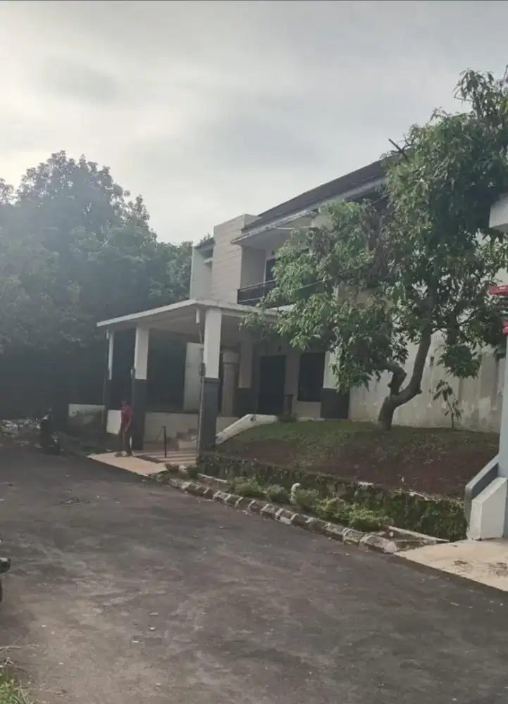 Rumah dalam komplek dgn pekarangan yg sangat luas