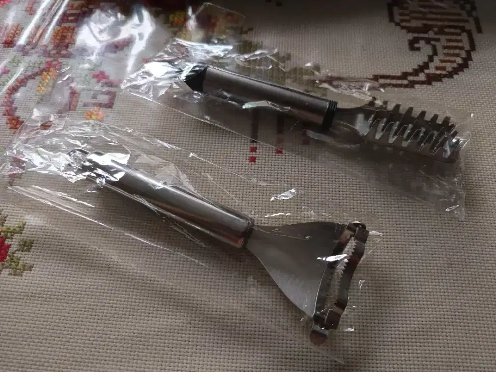 Alat pengupas sayur dan sisik ikan.