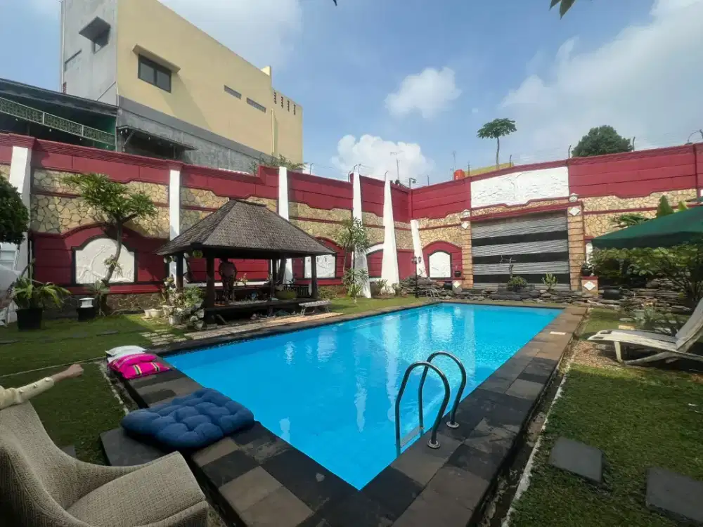 DIJUAL RUMAH 2 LANTAI TERDAPAT PRIVATE POOL DAN 2 TAMAN DI DEPOK